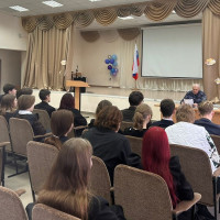 В Татарстане сотрудники Росгвардии проводят тематические уроки для школьников и знакомят их со службой