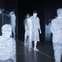 Эксперимент с AR-объектами, скрывающими фразы в световых отражениях: новый уровень взаимодействия человека и цифровой среды