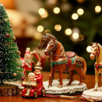 Мини ёлки, лошади и винтажные елочные игрушки