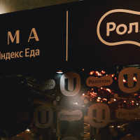 «Вкус миллионов»: Роллтон и Ultima Яндекс Еда устроили званый ужин в стиле преувеличенной роскоши
