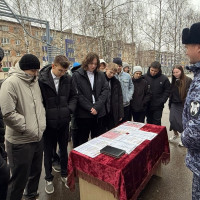 В Менделеевске сотрудники вневедомственной охраны Росгвардии провели профориентационный урок для школьников