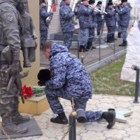 В Казани в честь Дня Героев Отечества росгвардейцы возложили цветы к памятнику военнослужащим, погибшим при выполнении воинского долга