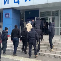 В Казани бойцы ОМОН Росгвардии помогли задержать 12 работавших в автомастерской нелегальных мигрантов