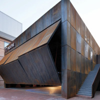 Почему архитекторы выбирают жидкий металл вместо литого?