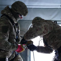 ОМОН «Штурм» Росгвардии отработал беспарашютное десантирование с вертолета Ми-8Т в Омске