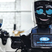 В Челябинске начал работу робот-консультант Promobot V4 на предприятии «ЦПС»