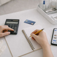 Сколько стоит SMM для косметолога в 2026 году: фриланс, агентство или автоматизация