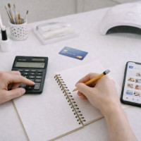 Сколько стоит SMM для мастера маникюра в 2026 году: фриланс, агентство или автоматизация