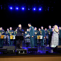 Военный оркестр Приволжского округа Росгвардии подарил жителям Казани новогоднее настроение