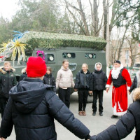 Ребят из подшефного класса Росгвардии в Херсонской области поздравил «Дед Мороз специального назначения»