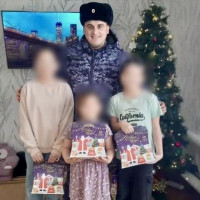Росгвардейцы в районах Омской области поздравили семьи участников СВО с новогодними и рождественскими праздниками