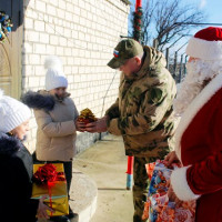 В Херсонской области росгвардейцы поддержали акцию «Елка желаний» и порадовали детей подарками