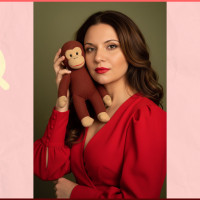 Советский промт: женская ИИ фотосессия с игрушкой из СССР [в Nano Banana через Telegram]