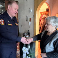 В Казани сотрудники Росгвардии поздравили ветерана Валентину Маркину с 82-летием со дня снятия блокады Ленинграда