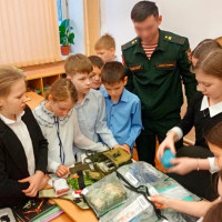 Военнослужащие казанского батальона Росгвардии провели урок мужества для школьников