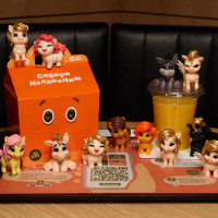 Во «Вкусно — и точка» появятся звездные лошадки: сеть запускает новую коллекцию игрушек