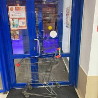 Разбитая дверь и угрозы расправы: экипаж ГБР задержал разбушевавшегося хулигана