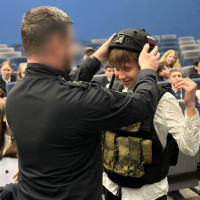 В Набережных Челнах сотрудники ОМОН Росгвардии рассказали школьникам о работе отряда