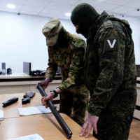 В Херсонской области росгвардейцы передали партию гражданского оружия для нужд СВО