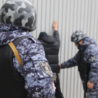 Самарские росгвардейцы задержали подозреваемого в тот момент, когда он прятал украденное в сугробе