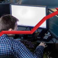 Главный парадокс рынка труда: IT-специалисты в топе спроса, но вакансий для них стало на 13% меньше. Война за гениев проиграна