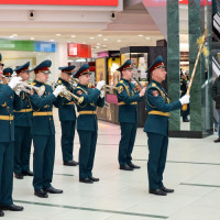 В день защитника Отечества военный оркестр Росгвардии устроил музыкальный сюрприз посетителям торгового центра в Казани