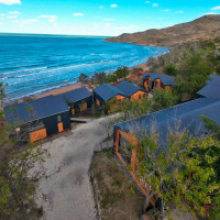 База отдыха в Крыму как бизнес: что решает локация, как пережить зиму и почему «домики в ряд» снижают средний чек