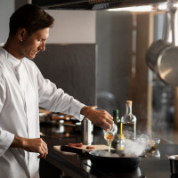 Профессия Оператор линии в производстве пищевой продукции: гид по карьере, зарплатам и возможностям трудоустройства