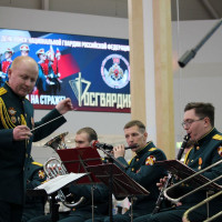 В Самаре военный оркестр Росгвардии поздравил жительниц города с наступающим праздником