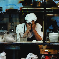 За дверью кухни когда ресторан работает на максимум