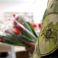 В Херсонской области в преддверии 8 Марта росгвардейцы поздравили учениц подшефного кадетского класса