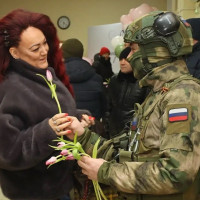 Военнослужащие казанского батальона Росгвардии поздравили женщин с наступающим Международным женским днём