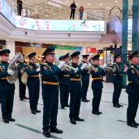 8 марта военный оркестр казанского полка Росгвардии устроил для женщин музыкальный флешмоб