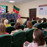 В Нижнекамске сотрудники вневедомственной охраны Росгвардии поздравили женщин-коллег с Международным женским днем