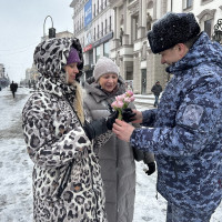 В Самаре росгвардейцы поздравили женщин с 8 марта