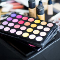 Первый интерес к косметике у девочек из России возникает уже с 8 лет