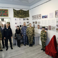 В Херсонской области росгвардейцы передали в музей адмиралтейский якорь, поднятый со дна Азовского моря