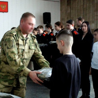 Воспитанники подшефных классов Росгвардии получили единую форму одежды в Херсонской области