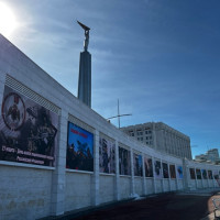 В преддверии 10-летия Росгвардии на склоне площади Славы в Самаре открылась цифровая фотовыставка «Всегда на страже»