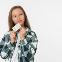 Как выбрать карту для ребенка: пластик, стикер или брелок