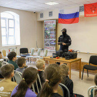 В Казани сотрудники ОМОН «Ак Барс» встретились с воспитанниками «Гвардейской смены»
