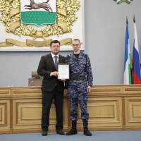В Уфе сотрудники Росгвардии, оперативно задержавшие вооруженного подростка, получили награды от администрации города