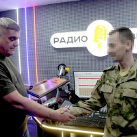 В Херсонской области росгвардейцы поздравили коллектив ТРК &laquo;Таврия&raquo; с Днем радио