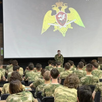 В парке «Патриот» военнослужащие отряда спецназа Росгвардии им. Шаймуратова провели урок мужества для старшеклассников