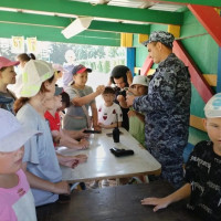 «Каникулы с Росгвардией»: сотрудники вневедомственной охраны навестили лагеря в трех районах Омской области