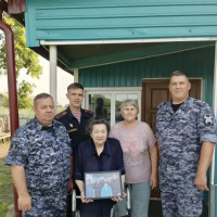 Росгвардейцы поздравили с днем рождения маму погибшего военнослужащего в Омской области