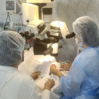 Врачи Саратовского медуниверситета избавили пациентку от птоза и хронической мигрени без швов и разрезов