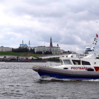Военнослужащие взвода патрульных катеров казанского полка Росгвардии празднуют День ВМФ России в боевом строю