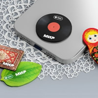 Нестандартные формы платежных стикеров: как банки используют вырубку для узнаваемости