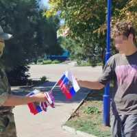 Росгвардейцы поздравили граждан с Днем Российского флага в Бердянске